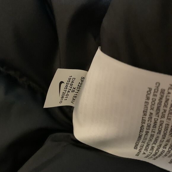 Sz XS Nike Liverpool FC 2021/22 Down Fill Puffer Vest DA9774-011 Men's - Picture 8 of 8